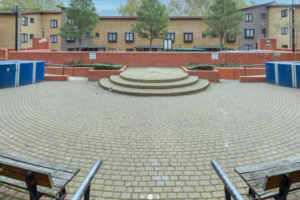 Bright, Nice Interior, Close To The City, 2 Bedroom Apartment Londra Exterior foto